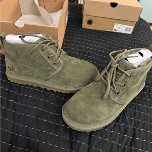 UGG Olive Neumel